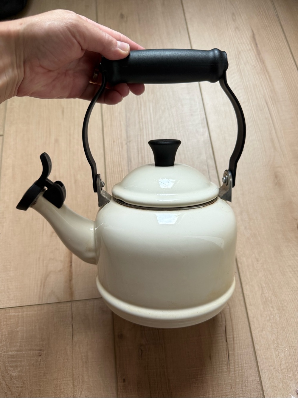 Le Creuset Whistling Tea Kettle Cream
